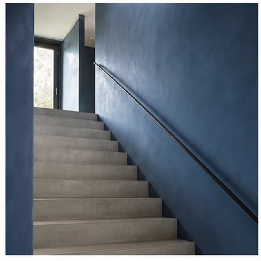 Woonkamer en hal kleur blauw trapgat