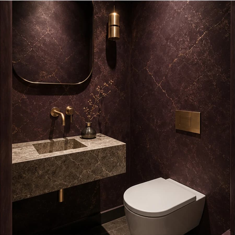 Kleur en textuur hotel chic aubergine gold toilet
