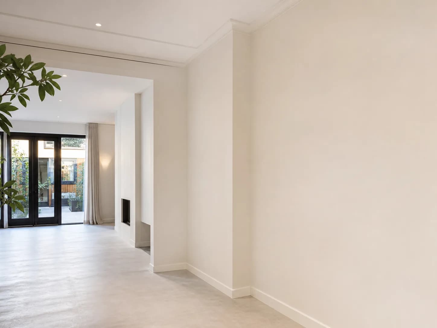 Sausklaar gallery white hal